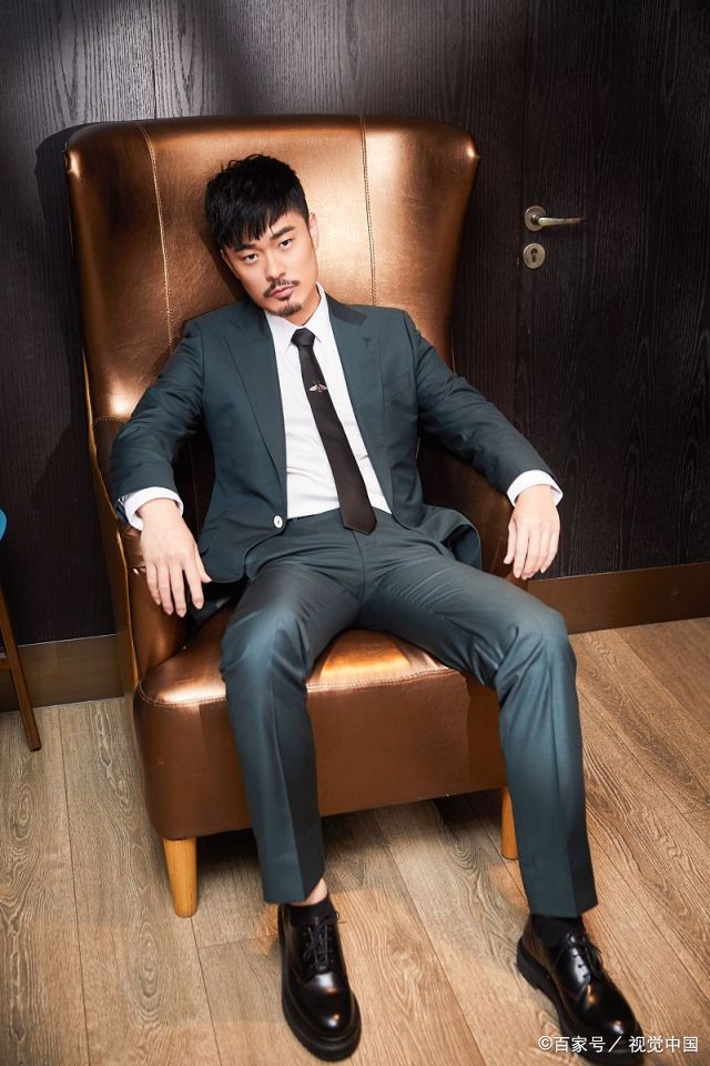 陈赫惊喜颁奖传递电竞正能量 留胡子扯领带又痞又帅man味十足